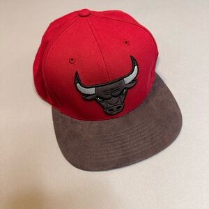 Bulls 7 1/2 Mitchell & Ness Red and Green Cap with Logo